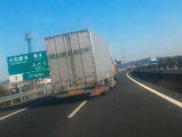 北関東自動車道でめっちゃオラオラされた(´･_･`)大型トラックが威嚇ブンブン。