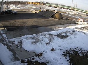 ガソリンスタンドから「出てはいけない物」が突然浮上してきた動画。