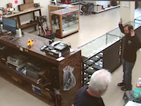 ざまぁｗｗｗガンショップに押し入った強盗が店主に射殺される。