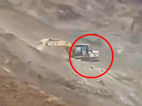 ユンボの二人が生き埋めになった大規模な土砂崩れの映像。こわすぎ。