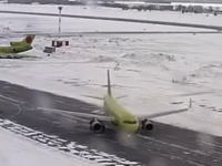 旅客機が凍結路でスピンする光景を見た事があるだろうか。A320がツルリン。
