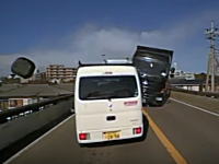 川崎市麻生で起きたダンプカーが車4台とバイクに突っ込む事故のドラレコ映像がキテタ。
