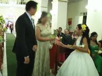 結婚式の最中に3人が撃たれた拳銃発砲事件のビデオ。（ブラジル）
