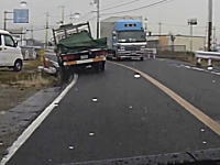 脱輪からの柵なぎ倒し。神戸で撮影されたトラック事故のドラレコ車載。