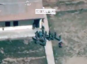 アフガニスタンで撮影された生身の人間に打ち込まれるミサイルの映像。