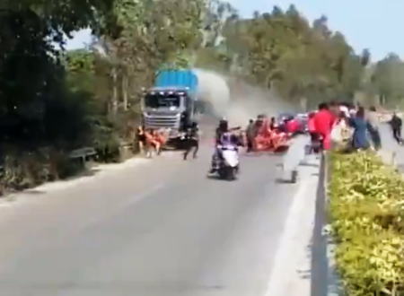 石油トラックがパレードに突っ込む。中国でとんでもない事故が撮影される。