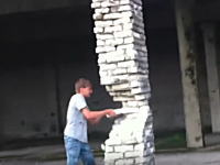 ロシアの子供が超危険な遊びをしているんだけど(((ﾟДﾟ)))建物を支える柱を壊してみた。