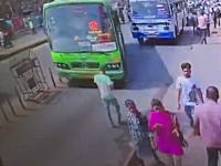 歩きスマホが原因でバスにぶっ飛ばされてしまった男性のビデオ(@_@;)