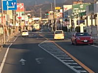 覚醒剤か？神奈川県の国道246号線でキ●ガイ運転な軽自動車が撮影される。