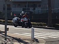 白バイ「免許みせて」原付「ない」神戸で撮影された白バイから堂々と逃走する原付ｗ