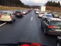 心が温かいドイツ。救急車の為にビシーッ！っと道が開けられるドイツの高速道路。