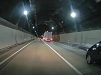 落下物の恐怖ドラレコ。トンネル内で車線を防ぐような大きな落し物が。