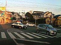 わき見運転？埼玉でパトカーが先行者に突っ込むという珍しい事故が撮影される。