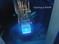 原子炉を起動させた時の様子をGoProで水中撮影。怪しく輝く青い光。