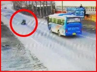 最悪のタイミングで転倒した二人乗りバイクがバスに踏まれてしまう衝撃映像。