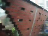 大惨事の瞬間。コロンビアで大きな壁が強風によりなぎ倒されてしまう瞬間が撮影される。