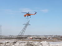 空飛ぶクレーンが組み立てられた送電鉄塔をそのまま吊り上げて運ぶ。シコルスキーS-64