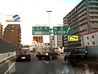 これは酷すぎる！阪神高速で発生したタクシーとビッグスクーターの事故がひどい。