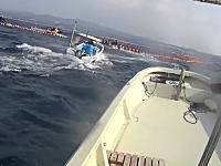 沖縄で抗議船と海上保安庁のゴムボートが衝突（動画）沖縄って海上でも抗議してたのか。