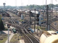 複雑な分岐で振り分けられていく貨物車両のビデオ。北カフカース鉄道。