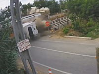 衝撃の瞬間。トラックに高速の列車が衝突する恐ろしい事故がチリで撮影される。