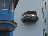 ビルの壁から車がコンニチワしてる(´･_･`)つかどんだけモロい壁なんだよ？