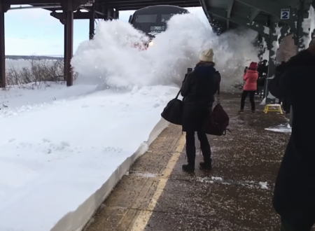 線路に積雪がある時に電車がホームに入ってきたら全力で逃げるべき（動画）もう事故だろこれｗｗｗ
