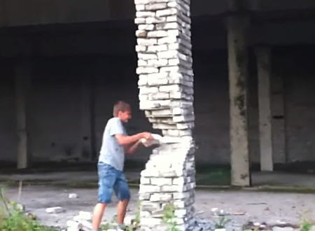 ロシアの子供が超危険な遊びをしているんだけど(((ﾟДﾟ)))建物を支える柱を壊してみた。