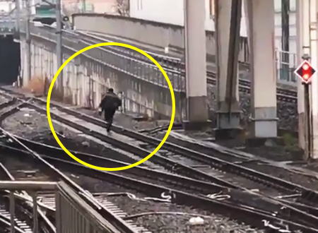 池袋駅で痴漢容疑をかけられた男が線路を走って逃走（動画）どこまで行くの。
