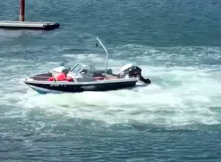 ギアが入ったまま無人で旋回を続けるボートを止めるにはこうするしかない動画。