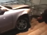 韓国で飲酒運転で事故を起こした運転手が車を急発進させ地下への階段に突っ込む。