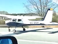 【驚き】スペインで高速道路に緊急着陸した軽飛行機が撮影される。