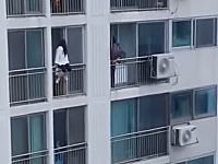 上の階から忍び寄る消防士カッコヨスギ！飛び降り自殺の女子高生を救うＧＪ動画。