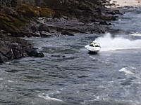急流を下っていたスピードボートが岩に激突して乗り上げて転覆する瞬間。