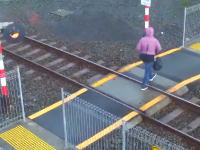 この女ばかすぎる。警報機の鳴っている線路を横断しようとして死にかけた動画。