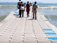 タイのビーチに設置された波の上を歩くような浮桟橋が楽しそう。