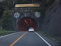 これは本当に恐ろしい。長いトンネルの中で逆走車に遭遇したドライブレコーダー。