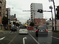 大阪のDQN右折。ニコニコナンバーらしからぬアタックを仕掛けるシグナス。