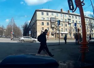 なにロシア。この兄ちゃん何をしたんだよ？ロシアの信号機が簡単に・・・。