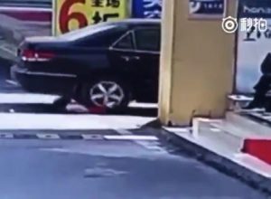 幼児の事故は見るのつらい。1歳の女の子が後輪と前輪で2回も踏まれてしまう衝撃映像。