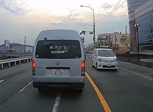 中央分離帯に衝突したハイエースが横転したまま60メートル転がる(((ﾟДﾟ)))京都で恐ろしい事故が目撃される。