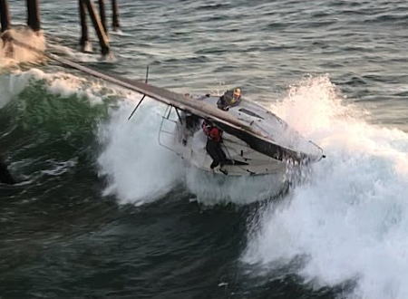 海の事故。強風にあおられたヨットが転覆して桟橋に突っ込んでしまう瞬間。