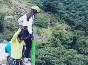 なんだこれくそ怖い。死のバンジージャンプ。友人たちが見守る中少女が叩きつけられる。