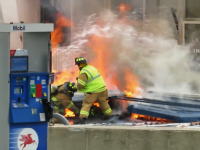 ガソリンスタンド火災で崩れた壁に消防士が下敷きに。2分以上閉じ込められる。
