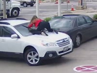 自動車強盗に必死に抵抗して取り返した女性の映像が話題に。あぶねえ(°_°)