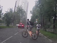 こんな日は自転車に乗るもんじゃない。モスクワを襲ったスーパーストームの映像。