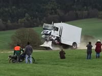 運転手いたのかよｗｗｗ新開発のバリアにトラックを突っ込ませるテストで運転手が重傷。