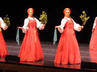 これ足元どうなってるの。ロシアの民族舞踊団ベリョースカの踊りがベルトコンベアー。