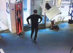 アメリカで約3.3億円の絵画がナイフで切り裂かれる。犯行の瞬間が監視カメラに。