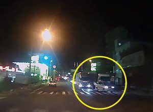 なんだこれ酷すぎる。路上で喧嘩している車のせいで後ろが超超大渋滞に。